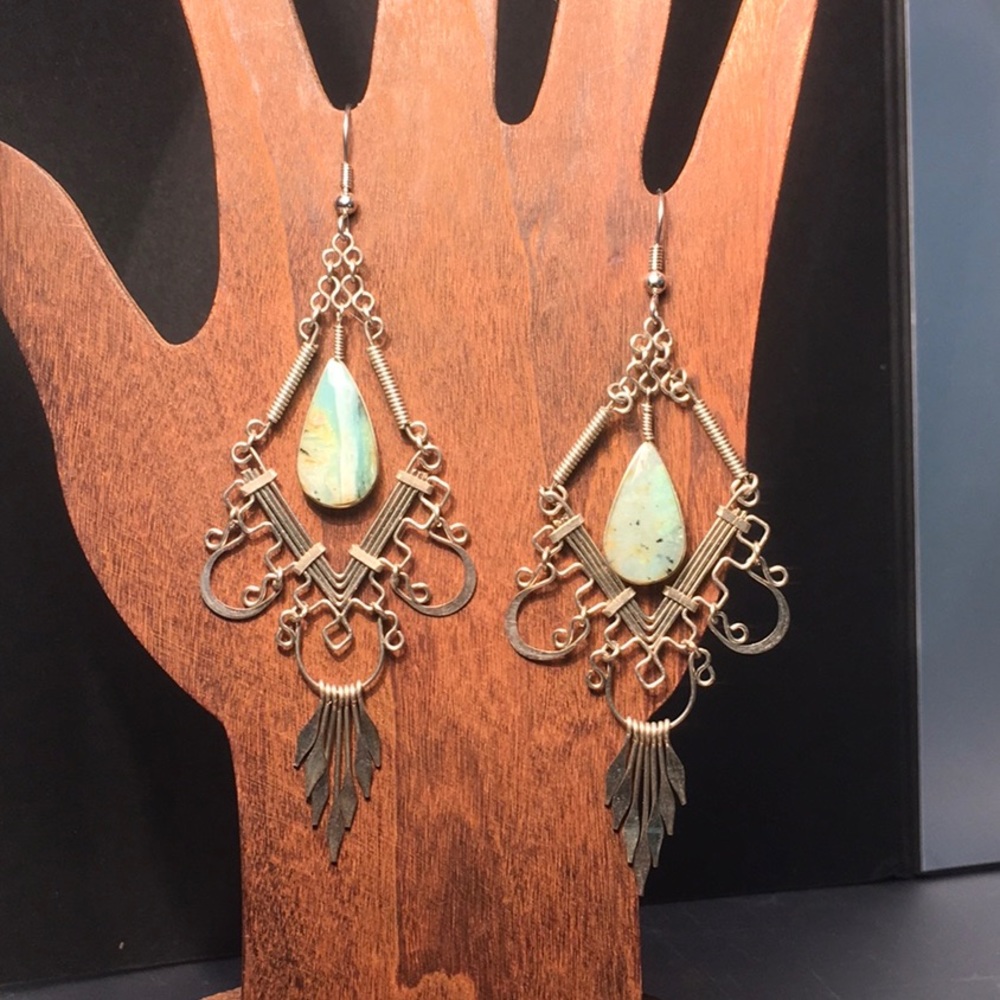 Silver & green stone dangle earrings 4” EUC pierced/fishhook. Stunning bohemian - Picture 4 of 8
